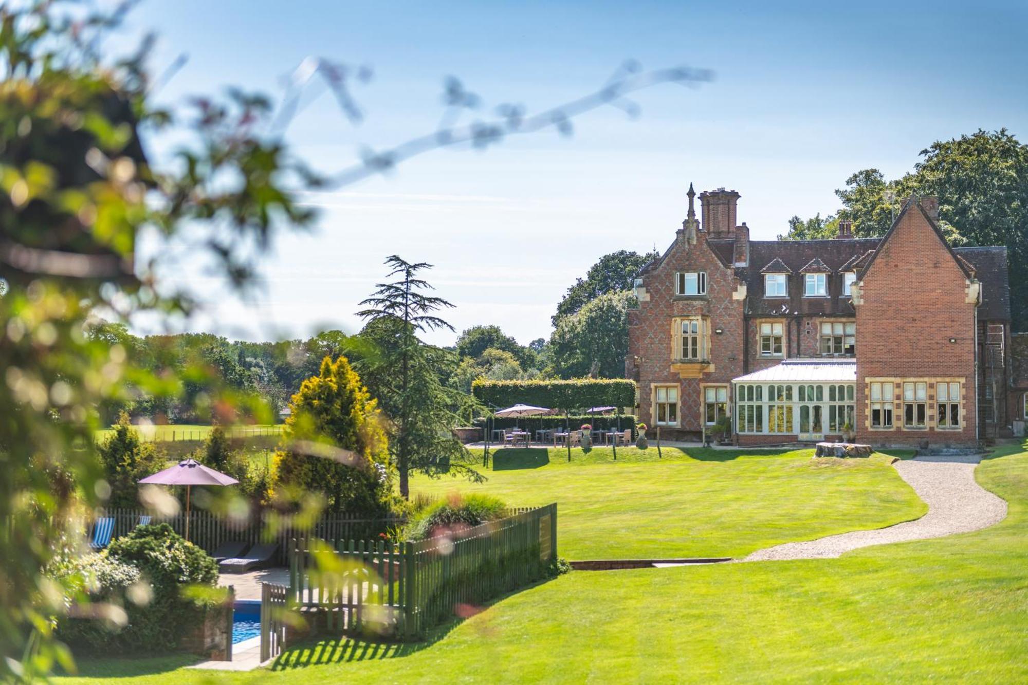 ホテル Burley Manor エクステリア 写真